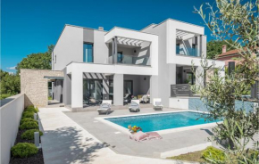 Beautiful home in Medulin w/ Outdoor swimming pool, Heated swimming pool and 3 Bedrooms